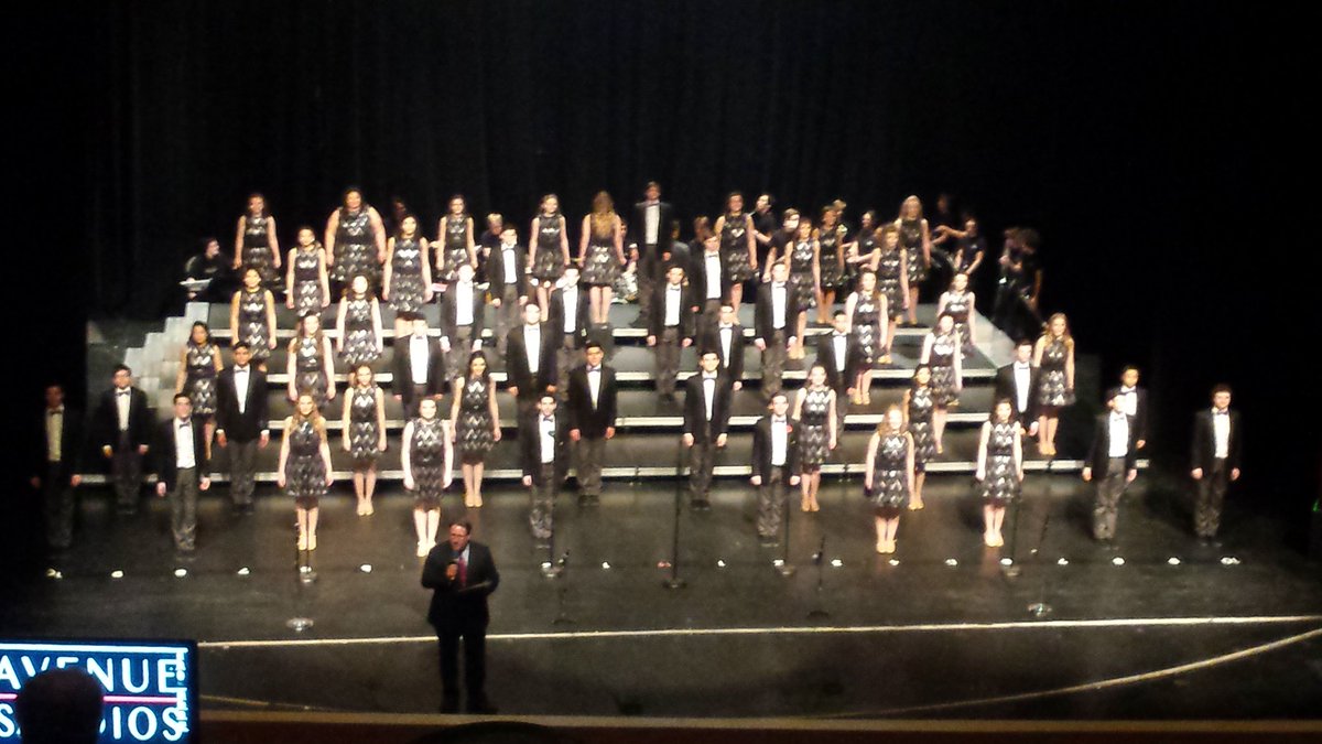 DavGreatRiver's tweet photo. The crowd is ready for Mundelein Sound! https://t.co/HvUTQjZsYo