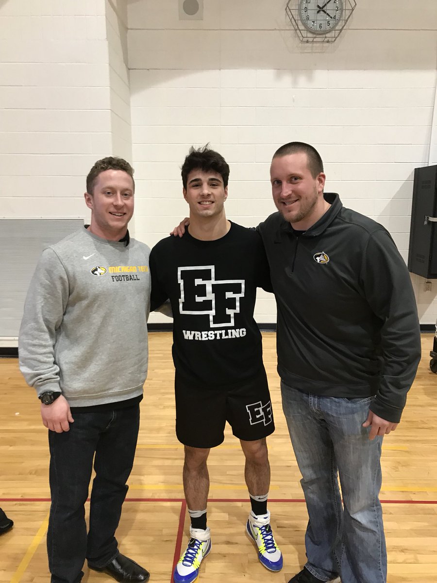 CoachDonnelly21's tweet photo. Great seeing commits @KinneSam and @tinyTim126 Friday and watching @WilliamMarano win regionals to earn the #1 seed in the state wrestling tourney! #2018DOGS https://t.co/RYHzahRoaQ