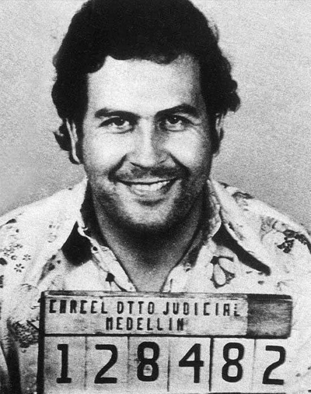 vycsylva's tweet photo. Mi estimado @arturoelias, no es pariente de #pabloescobar o algo por el estilo? Es su hermano perdido y no lo reconoce o que? #yalocache https://t.co/CJatlYG7F9