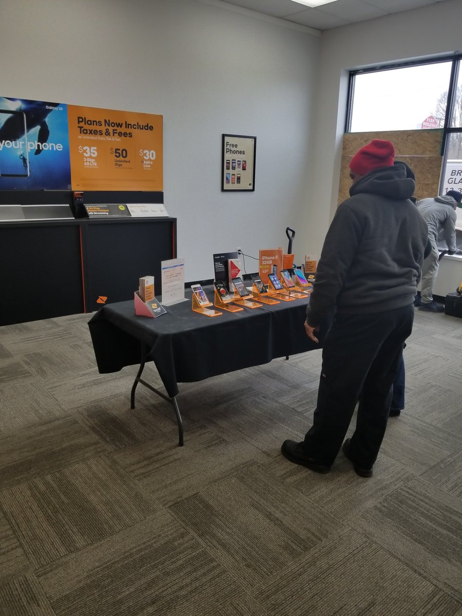 Latrice is helping this gentleman #maketheswitch to Boost! Telling him all about the NEW $60 Plan! #laceupboostmichigan @Hanaee1 <a href="/mwsmarv/">Marven Kashat</a> <a href="/TeamVrabel/">Team Vrabel</a>