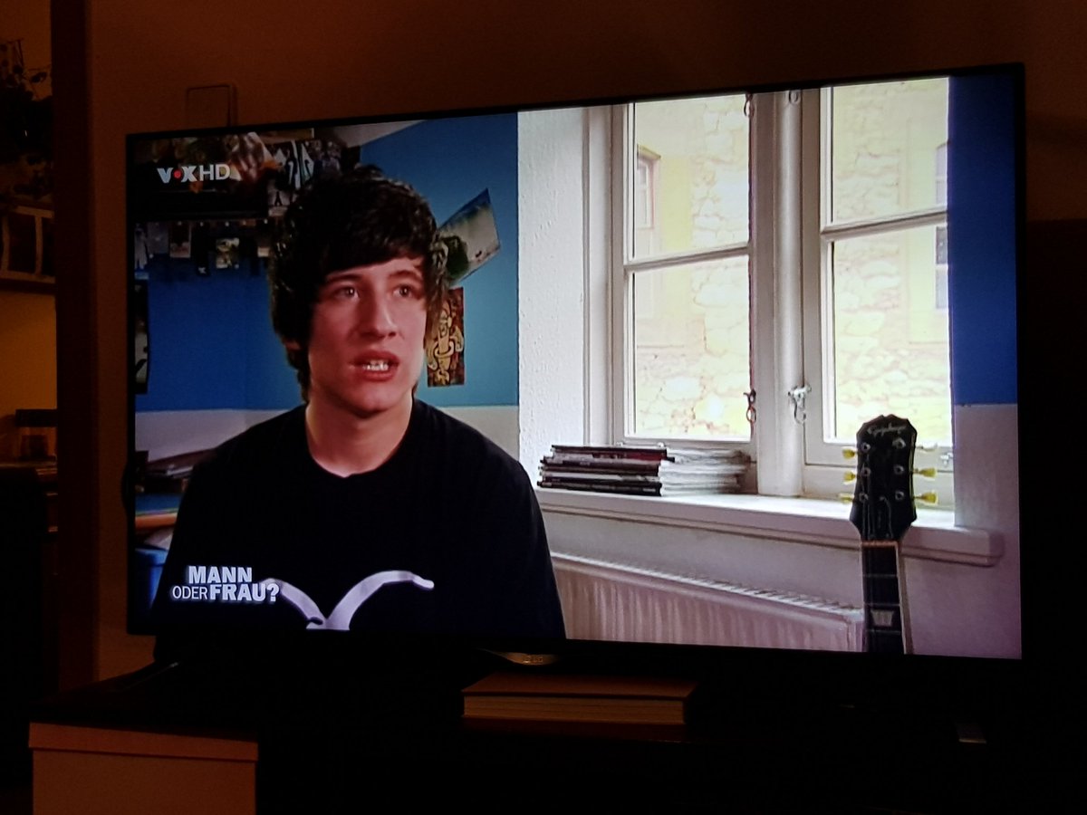 dstroh_'s tweet photo. Erinnerungen... ich, damals 12j, krank im Bett. Sehe bei @VOXde eine Doku über Trans. Ich glaub nur dadurch bin ich so "früh" zu dem Thema gekommen. Genau er hier wars...
Heute: Offiziell Daniel, 7 Wochen Testosteron 😄 #MannOderFrau #ftm #Transgender https://t.co/Df87V7Yh9H