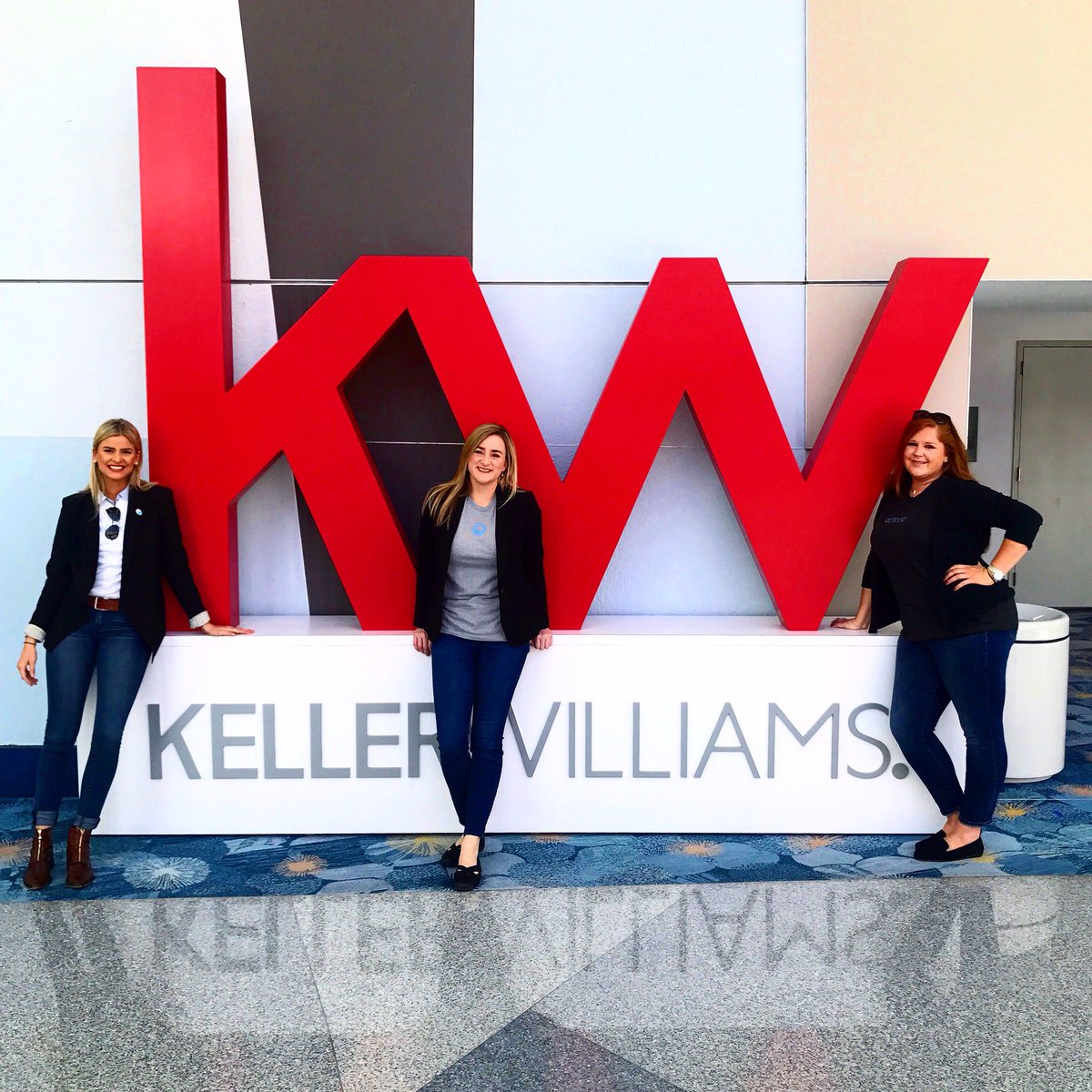 dotloop's tweet photo. The dotloop booth is hopping! If you're at KW Family Reunion and are part of a #realestate team make sure to ask us about #dotloopforTeams! #KWFR2018 https://t.co/TMq14e54z5