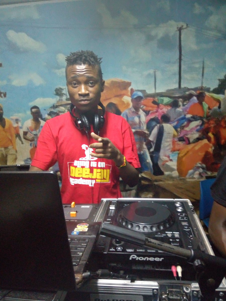qevohdevokeh's tweet photo. #ReggaeBling Big up 1⃣9⃣6⃣0⃣

@Deejayrambo1 Mash up https://t.co/i1d1NYixxK