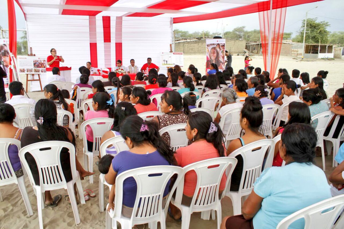 SaveChildrenPE's tweet photo. Más de 120 familias reubicadas luego de las inundaciones en #Piura con acceso a agua x 2 tanques con capacidad de 25mil litros de agua c/u, gracias a @SaveChildrenPE @UNICEFperu @theOFDA #VidaDigna #UnaSolaFuerza 💪 
Es necesario un trabajo articulado c/ @viviendaperu 👍 https://t.co/9ESy6Wkghx
