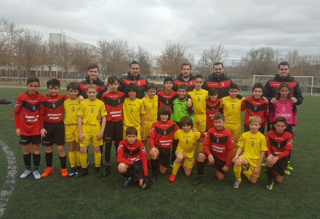 CDLaguna_Info's tweet photo. Foto al término del partido que ha enfrentado el día de hoy a nuestros 2 equipos alevines que disputan la primera división y refleja el buen ambiente deportivo que reina dentro del club.
#SomosLaguna 🔴⚫🔴 https://t.co/MYyasyBPtW