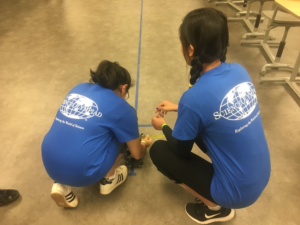 martajgraves's tweet photo. Middle school Ss making final adjustments before first run of engineering challenge @MedeaCreekMS @oakparkusd #opshares #ScienceOlympiad https://t.co/twfDhgYLbW