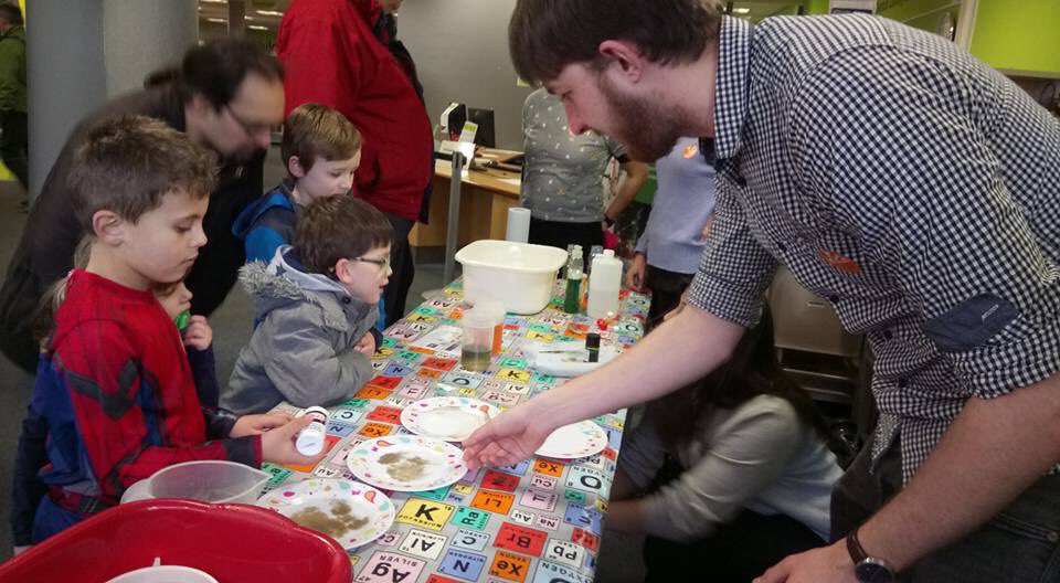 fionahayden's tweet image. Thoroughly enjoyed visiting @UniofNottingham PhD students for #CuriousNotts with my young family.
The experiments were very engaging and the students were fab at interacting with my kids. Great afternoon! @NottsFOSAC thank you! @NottsLibraries