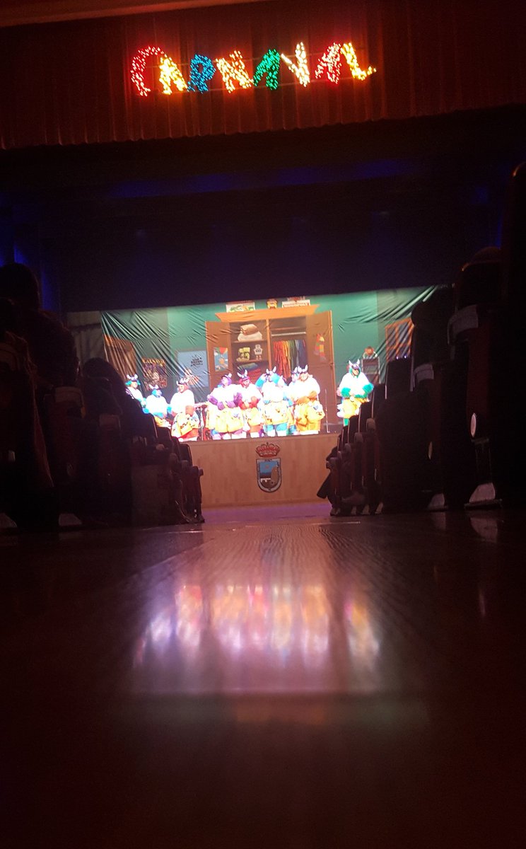 murga_torrole's tweet photo. Se despide la @ChMurga_Varilla con su genial popu!
#coacTorrole #Carnaval2018 https://t.co/22OTqY6QS1