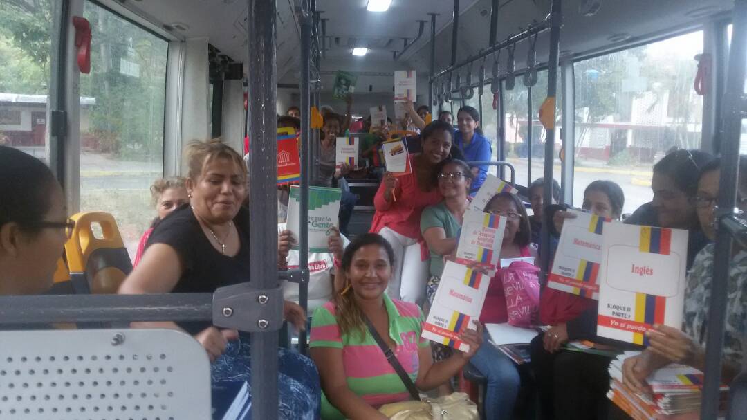 araguafsr's tweet photo. Misioneros Aragüeños del municipio Mariño integrados al trabajo de la misión mas noble de nuestra patria.#misiónRobinson   #VenezuelaEsParaQuererla #JuntosTodoEsPosible #SomosVenezuela @NicolasMaduro @JauaMiranda @Sociabolivarian https://t.co/DepHkqfMJU