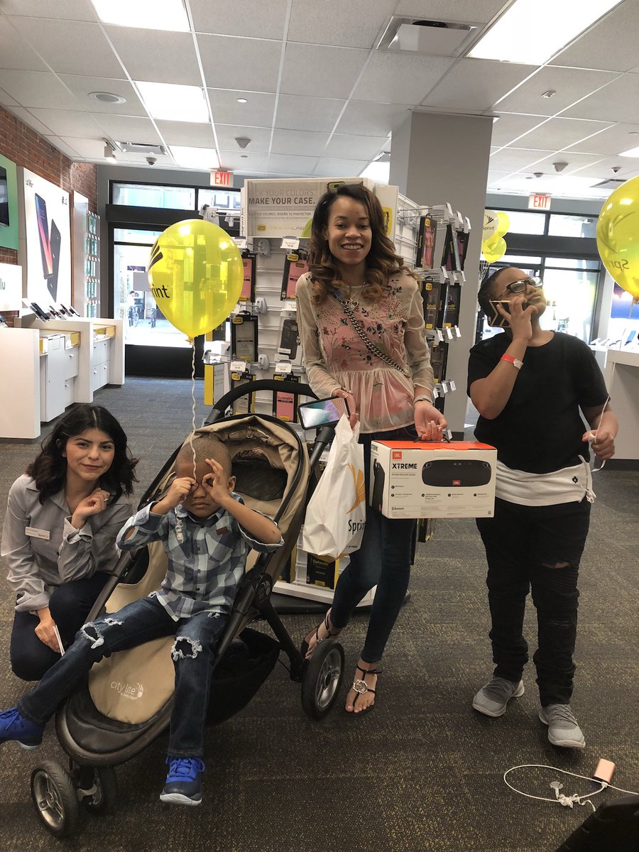 DtlaSprint's tweet photo. Downtown is making sure all our customers are leaving with smiles and great deals #WorksForMe  #DTLA #SprintUnlimited @bbb13x @leonc626LA @blee01 #elvirabigmaster https://t.co/DIw7L8lBcX