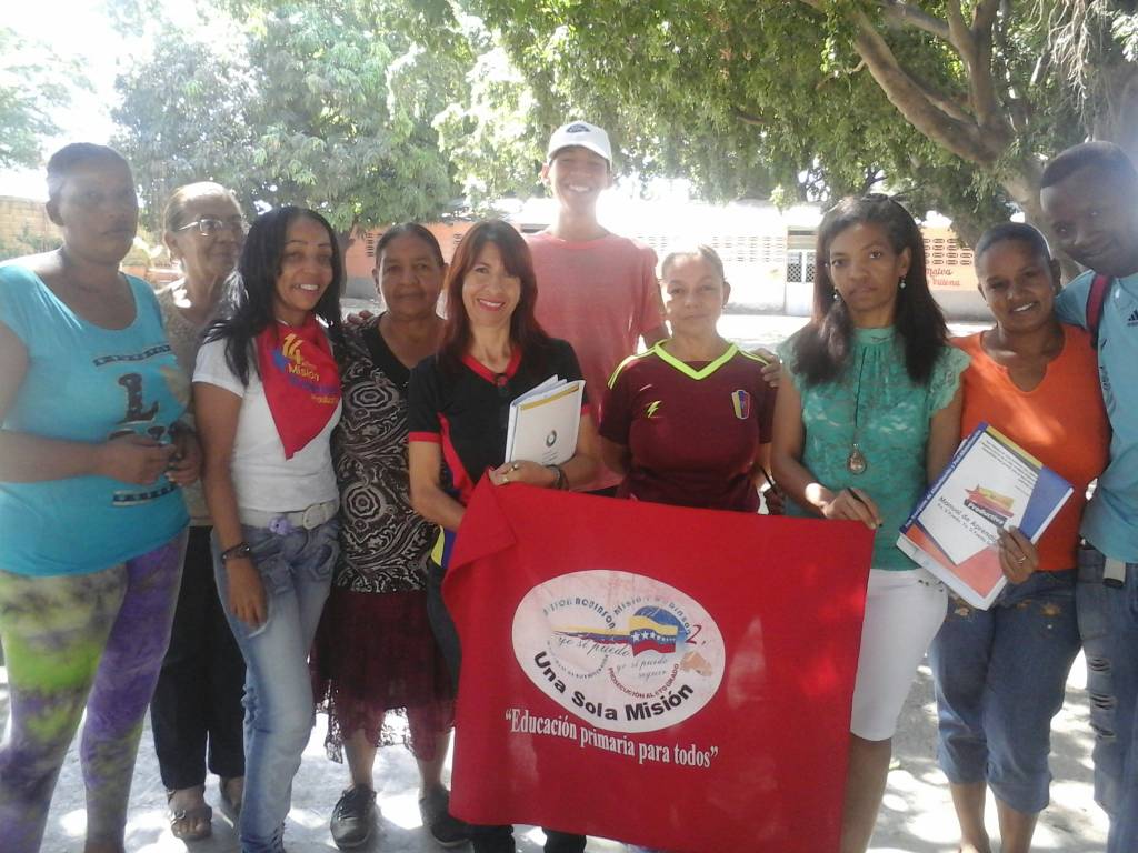 araguafsr's tweet photo. Misioneros activados en las comunidades. Q viva la Misión Robinson #zamora #Girardot #FranciscoLinaresAlcantara #JuntosTodoEsPosible  #SomosVenezuela @NicolasMaduro  @JauaMiranda @RobinsonVzla https://t.co/xP34miPVpn