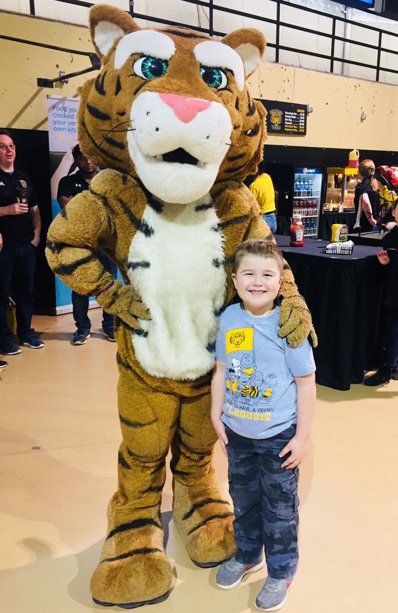 jill_malolepszy's tweet photo. Cheering on our @DalTigers women’s basketball team in their last home game of the season! Thanks @Dal_SAMHI for the great work you’re doing to improve the lives of others! #dalgivesback #dalproud #mentalhealthmatchup https://t.co/ehFBcedlOi
