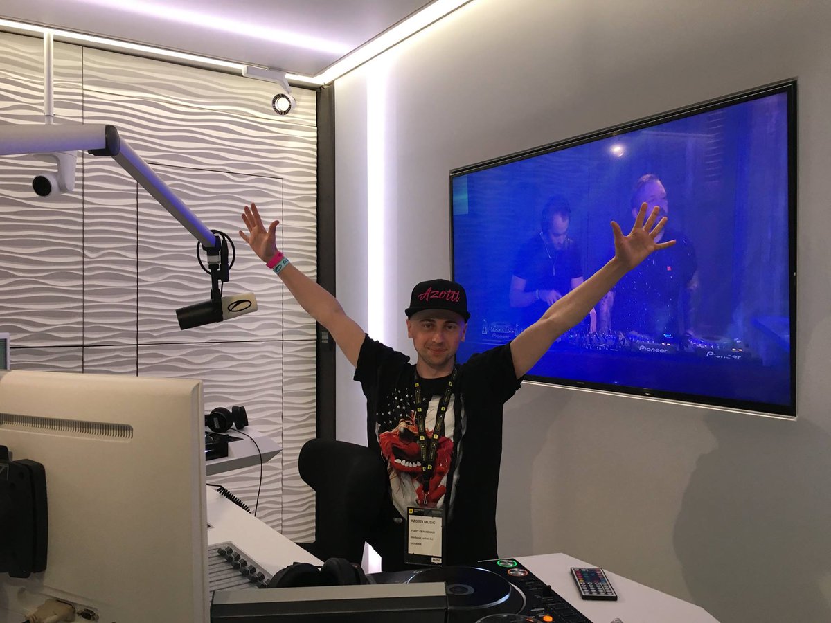 Azotti's tweet photo. @asot @arminvanbuuren @Armada @RichardBedford The track with Richard's vocals simply tears apart Utrecht for the fourth timeπ±! It's just incredible! I love this amazing TUNE πππ Dinner and Live from #ASOT850 #asot850utrecht https://t.co/YgLYvNvKXI