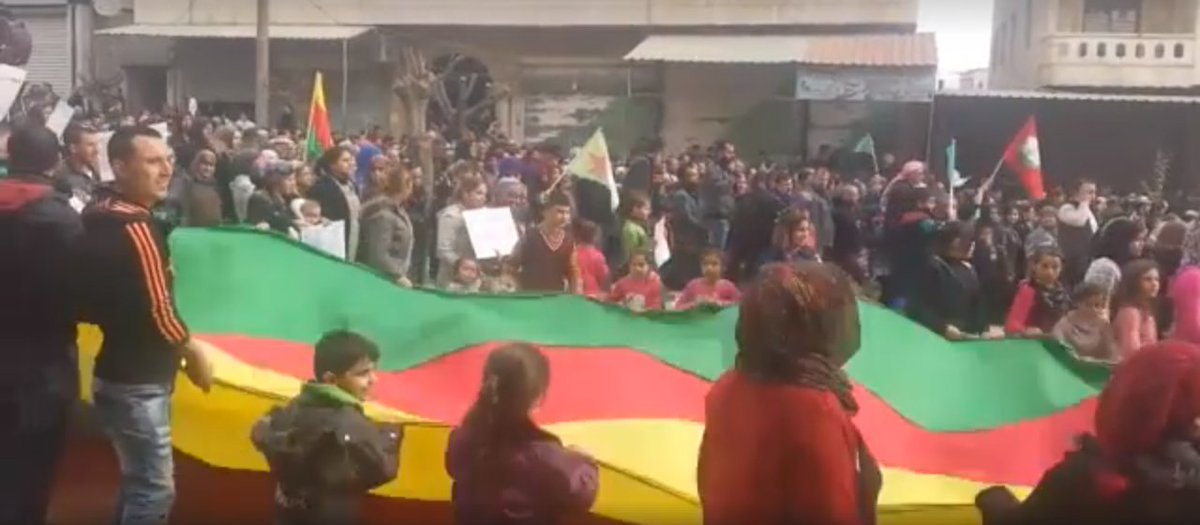 aka_Gb's tweet photo. Uno dei redattori di #InfoAut che si trova in questo momento ad #Afrin, il cantone siriano sotto attacco dall'esercito turco, ci ha fatto arrivare queste immagini. Da giorni decine di migliaia di persone stanno viaggiando dall'est all'ovest della Siria

https://t.co/RIAG26v4Kf https://t.co/eGMpKvogRu
