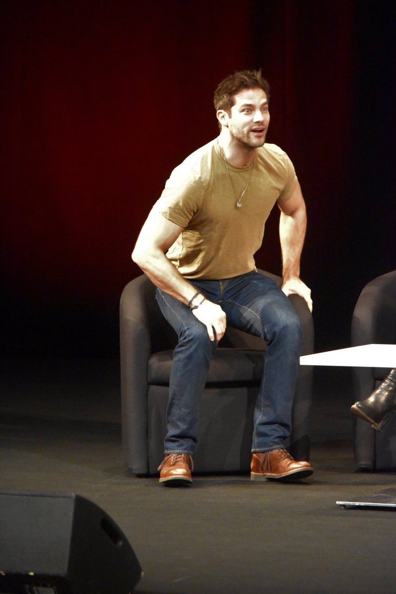 BoothJade_maya's tweet image. Brant took this last weekend had amazing time #pllcon #RevelationsEndGameUK @brantdaugherty @huwjamescollins @SleepintheGardn @SashaaPieterse @KeeganAllen @IANMHARDING