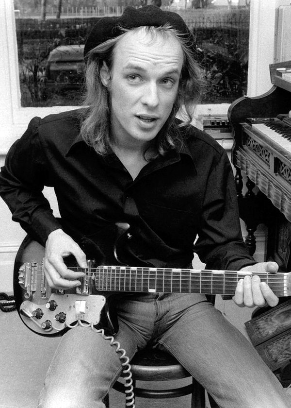 dark_shark's tweet photo. Brian Eno in his home recording studio with his trusty Starway guitar, 1974 by Erica Echenburg #RoxyMusic #TakingTigerMountain #ByStrategy https://t.co/hCE2OMqHHX