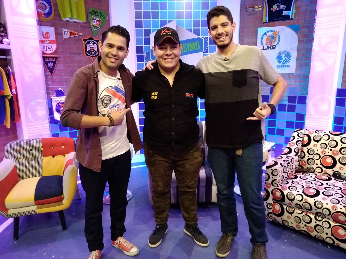 Chomingo_'s tweet photo. Resumen de la semana en #SportivísimoSV ⚽🏀🏐⚾🏈🎾

Junto a @soyleomontoya y @lacarolinaruiz1 tuvimos a Marca País hablando de la maratón #YoAmoES, a @AlianzaFC_sv y el invicto, también a MotoVelocidad El Salvador y a Giants B.C. en nuestra casa 😀

Cc. @TigoSports_SV 💙 https://t.co/zxzuB4GihR