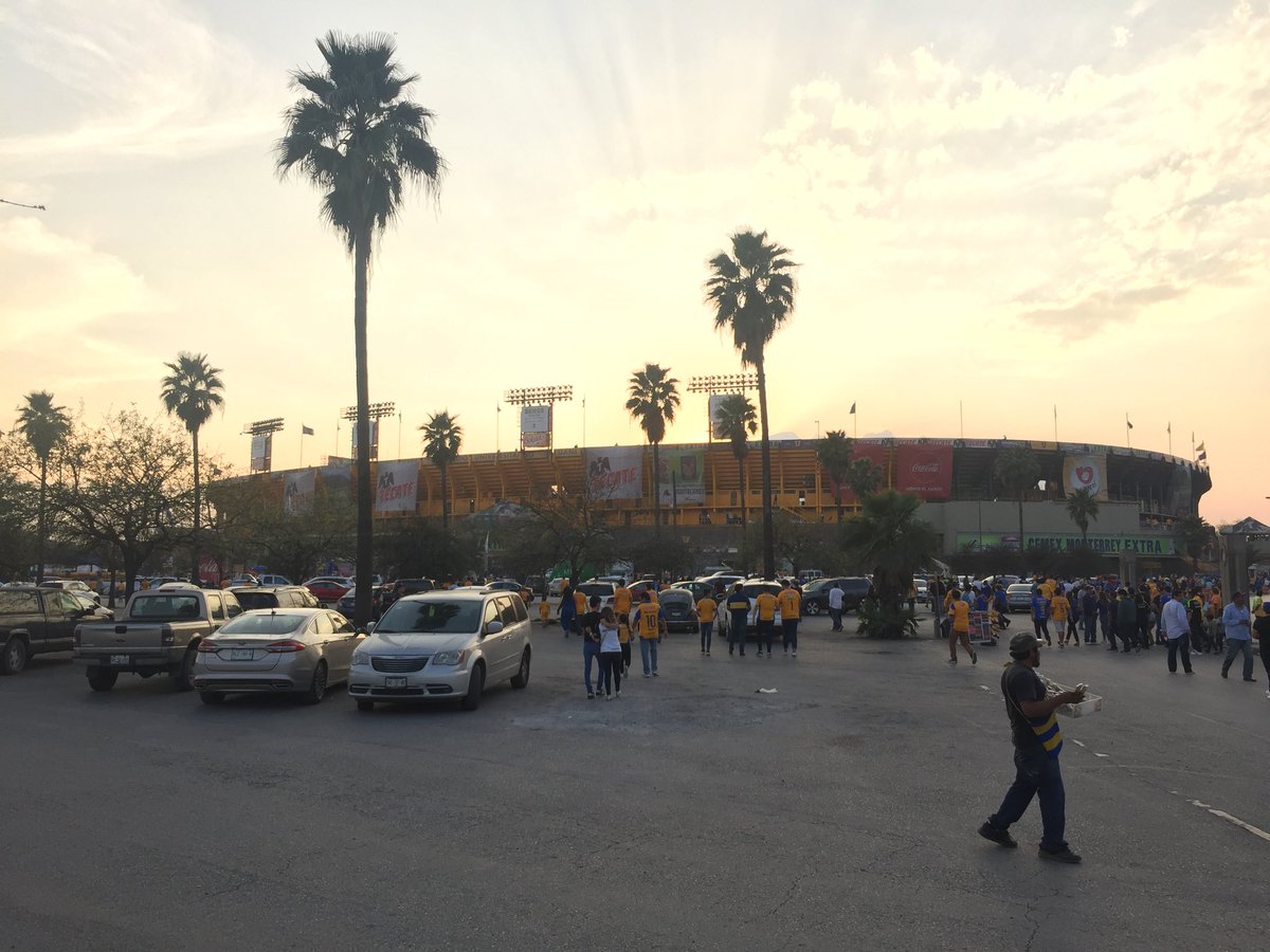 Hoy <a href="/TigresOficial/">Club Tigres 🐯</a> vs. @atlasfc en el Estadio Universitario, lugar donde los felinos suman 20 juegos sin perder. 📸 <a href="/ASMexico/">AS México</a>