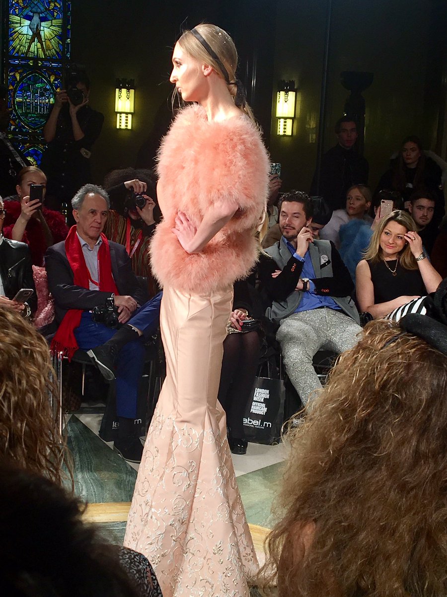 talkingimage's tweet photo. London Fashion Week Rohmir AW 18/19 Style was in the air, on and off the runway. https://t.co/i8gp0Fh6eH #lfw #rohmir #personalshopperlondon
ロンドンファッションウィーク、ローマー 秋冬18/19。会場の中も外もスタイリッシュな香りでいっぱい https://t.co/XnlpMOPHVg
#ローマー #ロンドン https://t.co/ivWD36P1Uf