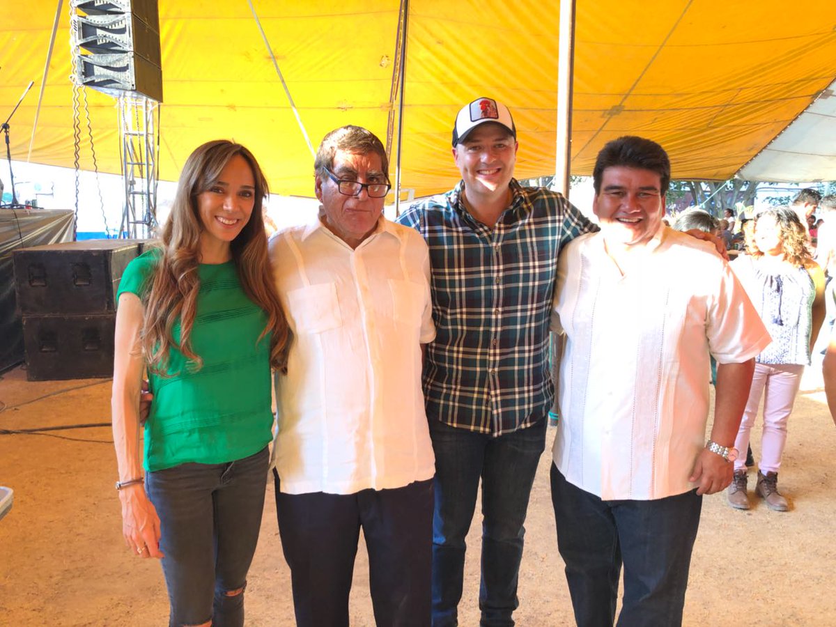 En la comida de mi amigo <a href="/ManoloAguero_/">Manolo Agüero Tovar</a>, celebrando el cumpleaños de su papá.