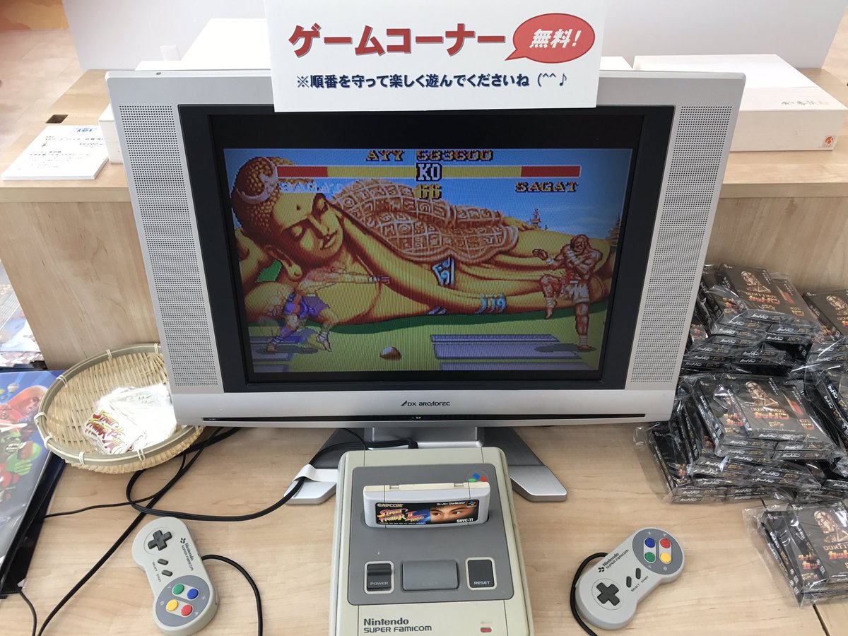 sf_saga2018's tweet photo. 【佐賀ット店長からのお知らせ】
「佐賀ット商店」
佐賀バルーンミュージアムで絶賛凱旋中‼️
シリーズ最新作「ストⅤ AE」のみならず、SFC版「ストⅡ」の試遊も❤️
当時を思いっきり懐かしんで、また世代を超えて楽しんでください♪
https://t.co/1lsMlkMUUy

#ストリートファイター佐賀 #佐賀ット https://t.co/ZGzATJK8dS