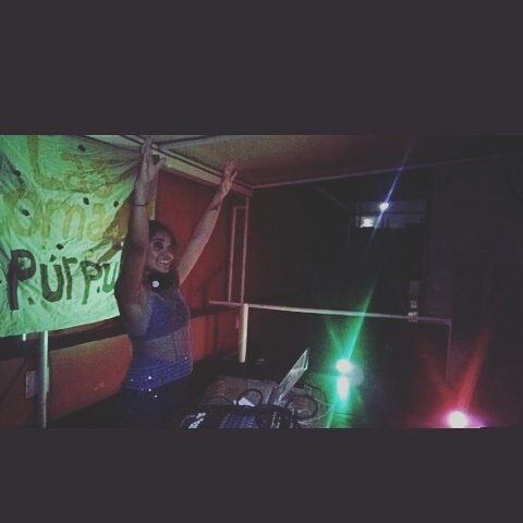 Selenepoledj's tweet photo. @djknelaofficial animando la super rumba de #lascomadrespurpuras en @rioteatrocaribe #rumba #buenamusica #musica #party #viernes #diversion #djknela #djgirl #dj https://t.co/4euhvVpA2V