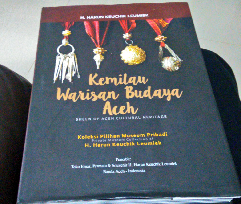 wanti_one's tweet photo. Buku "Kemilau Warisan Budaya Aceh, Koleksi Pilihan Museum Pribadi H. Harun Keuchik Leumiek" buku yg membahas ttg benda² budaya bernilai sejarah Aceh yg terdpt dlm koleksi museum pribadi keuchik leumiek. Bisa di dapatkan di Toko Pusaka Souvenir. #infopasai https://t.co/S0IXhpnoQA