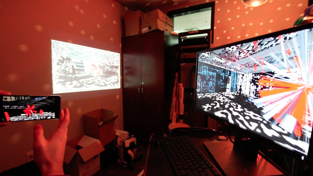 Dans le fond de l'atelier, la scène virtuelle s'étend d'un écran à l'autre. #AugmentedReality