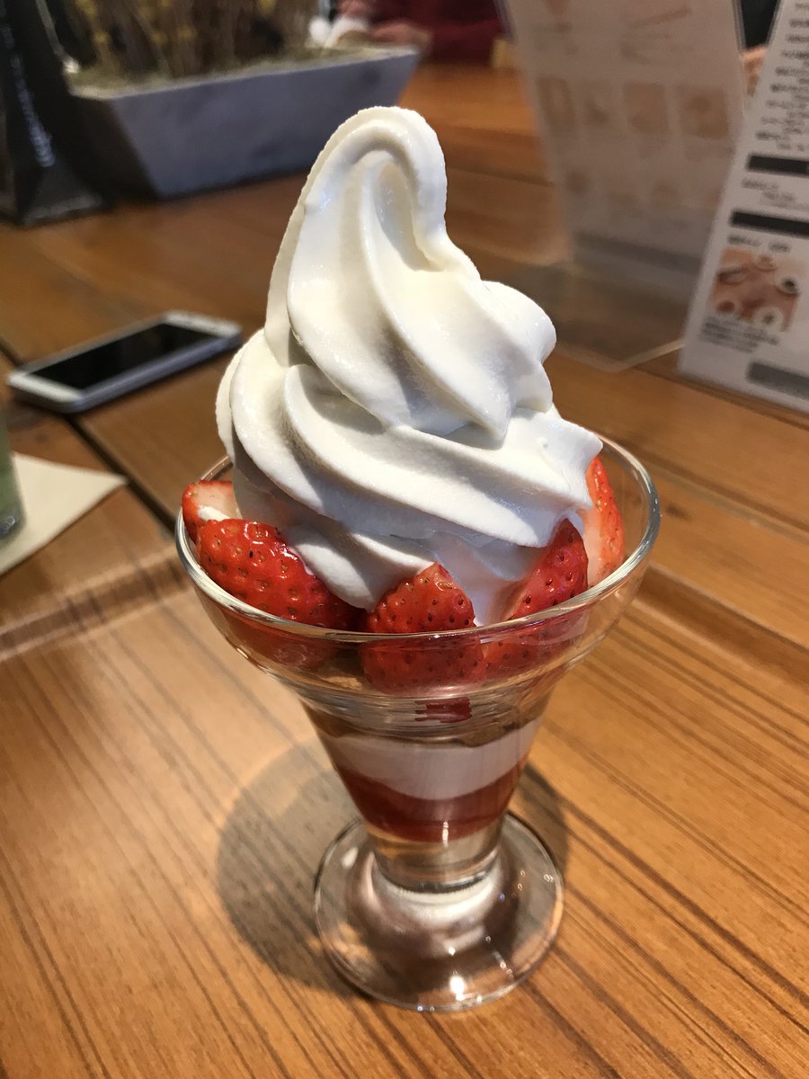 O Xrhsths ぴのこ Sto Twitter 無印のカフェで いちごパフェ いちごたっぷりだよ ソフトクリームもおいしいもんね いちごパフェ 無印良品 Mujicafe 3時のおやつ カフェ