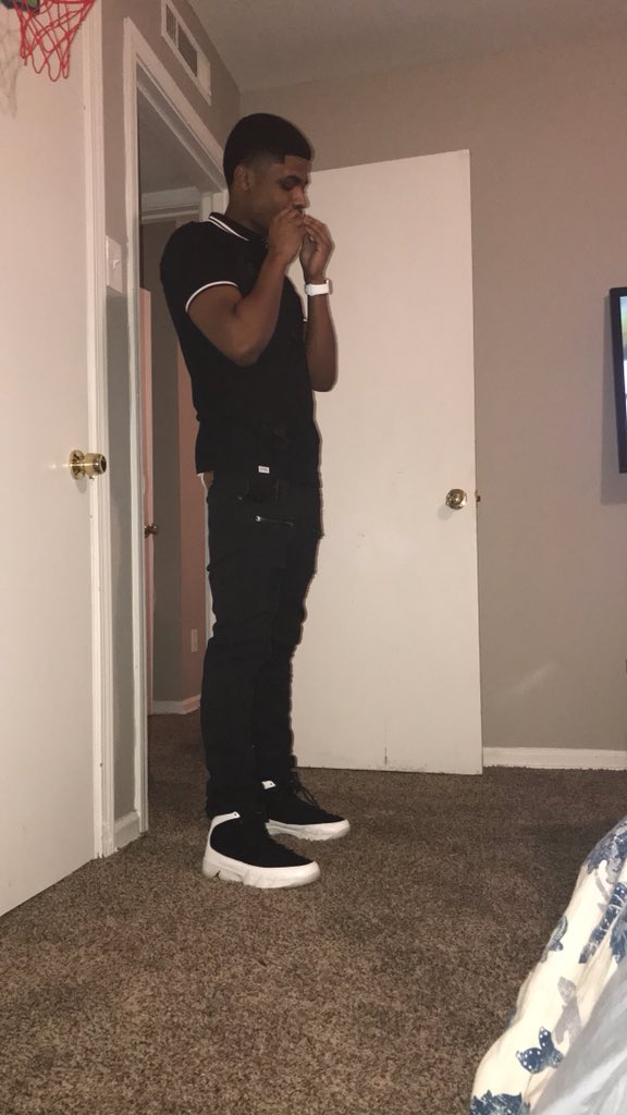 EB_On_Point's tweet image. Ik sum Crips kno sum Treetops name good I ain’t neva sold no re rock 💯😎