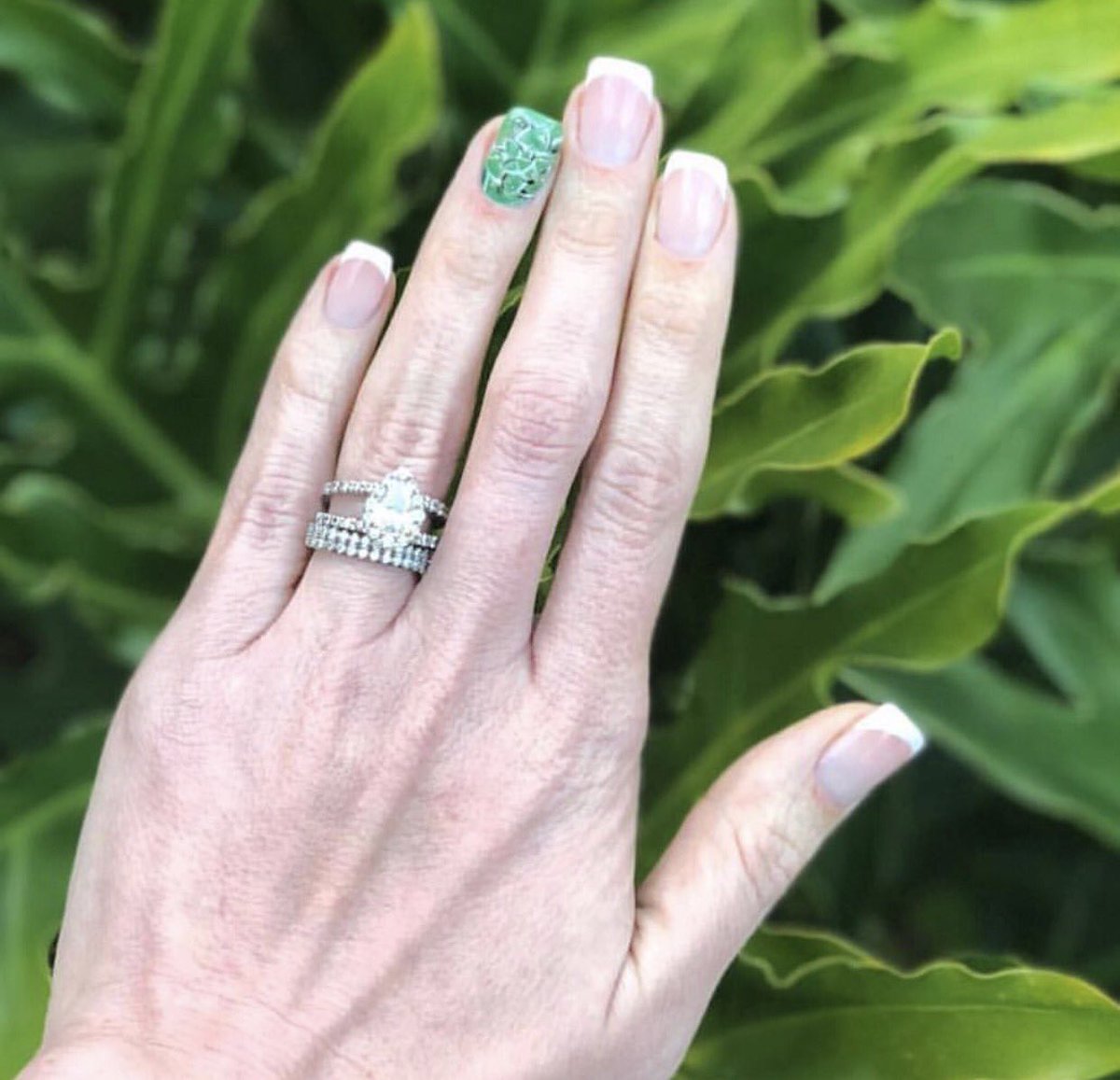 In the 🌴 of your hand. 💅🏽 by Ella
#cürBAR #sandiego #nailsalon #nailart #palmtree #palmleaves #bananaleaf #palmnails #tropicalnails #opi #cnd #nails #handpainted #leafy #love #delsur