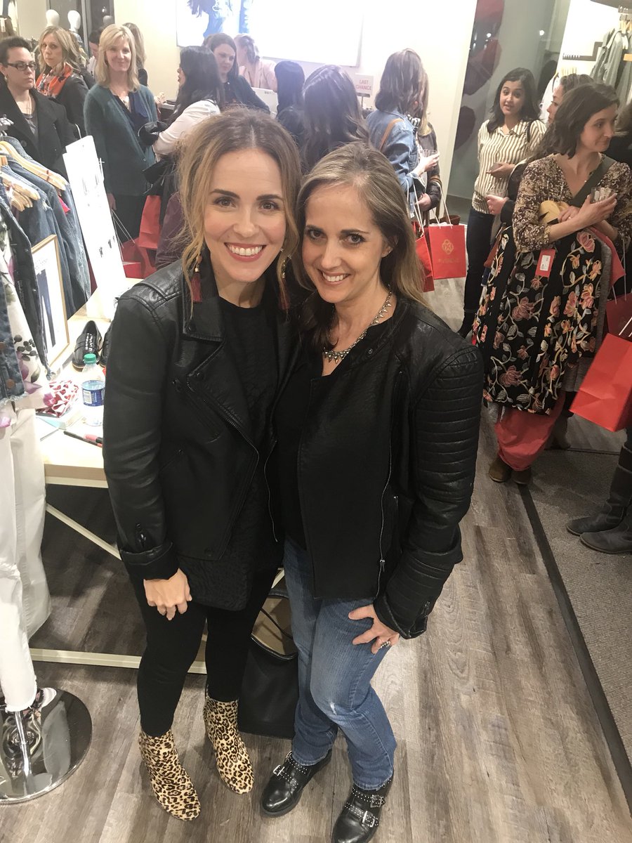 AlohaDawn76's tweet photo. #chictribe @msrachelhollis rocked her #girlwashyourface book tour. Seattle loves you https://t.co/tSuNKAxWMX