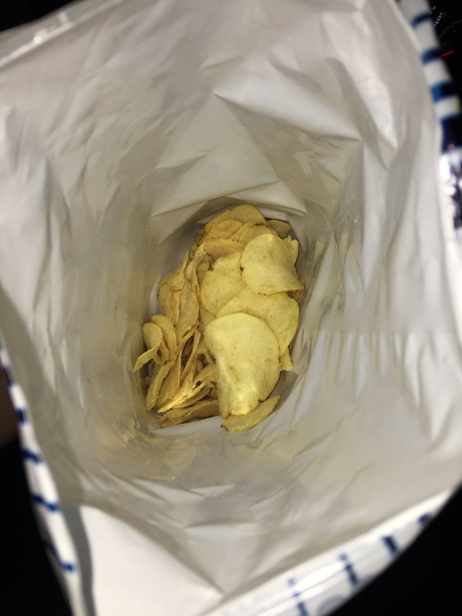 BrewersTips's tweet photo. @Golden_Flake Where’s the rest?  A big bag for like 40 chips. https://t.co/Bu3PZOpeHl