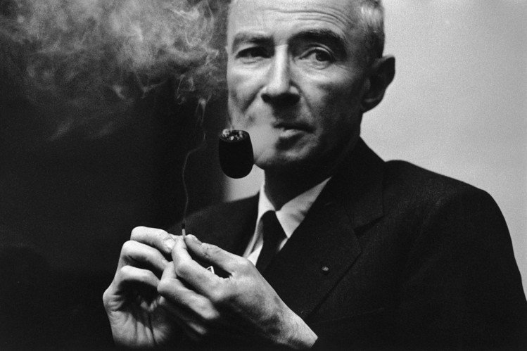 American theoretical #physicist and #professor #RobertOppenheimer died of #cancer #onthisday in 1967.

#otd #atomicbomb #nuclearweapons #ManhattanProject #LosAlamosLaboratory #NowIambecomeDeath #JuliusRobertOppenheimer