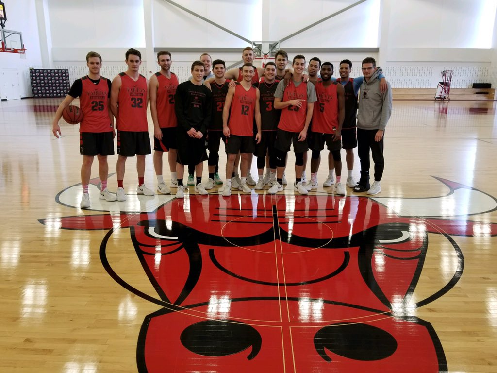 CMU_TartanHoops's tweet photo. We had a great practice today in Chicago at the Chicago Bulls practice facility! Special thanks to assistant coach Pete Myers for showing us around the facility. Really cool experience for the guys!! @NewsUAA @tartanathletics #TartanProud https://t.co/FEWzWEJVTc