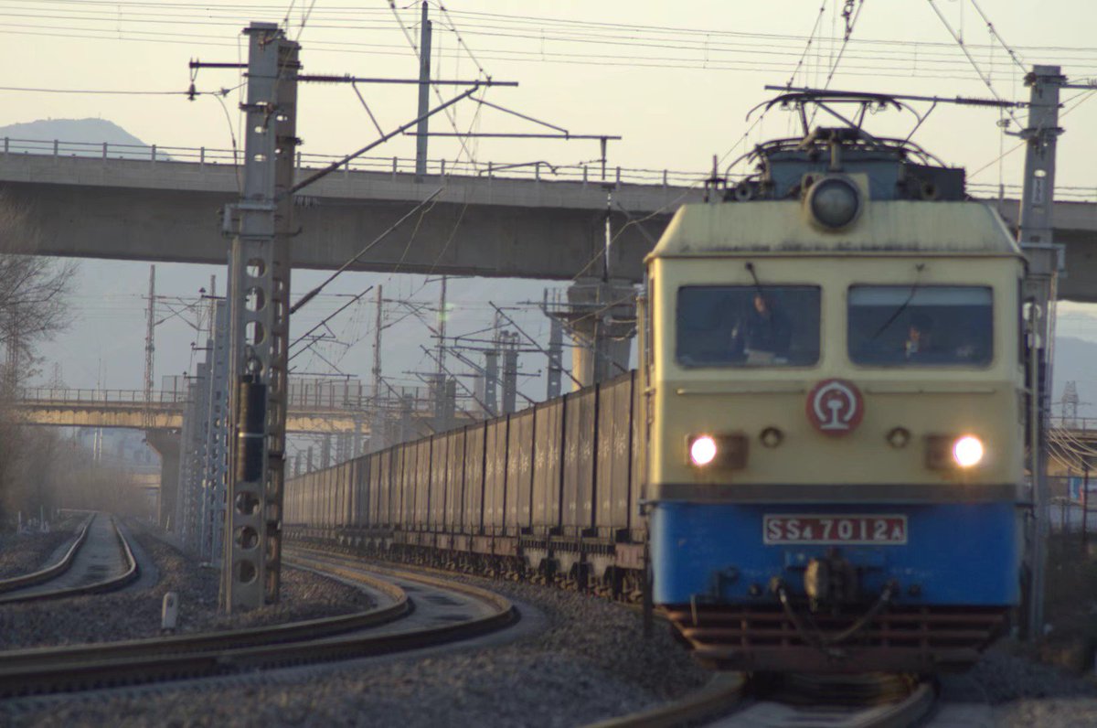 sscz125's tweet photo. 京广高铁&京原线&丰沙线大十字【Part 2】
BEIJING-GUANGZHOU/BEIJING-YUANPING/FENGTAI-SHACHENG LineCross in Beijing【Part 2】#DF8B #HXD3C #SS4 #HXD3D https://t.co/40IYNSeApT