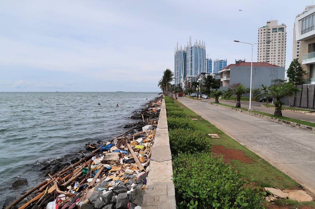 RujakRCUS's tweet photo. #Hari4 #ZiarahUtaraJakarta
Lokasi Pantai Mutiara
Dan sampahpun berlabuh, serta daratan pun tergerus, tanpa peduli seberapa tinggi tembok yang didirikan. https://t.co/RGQku5YLSk