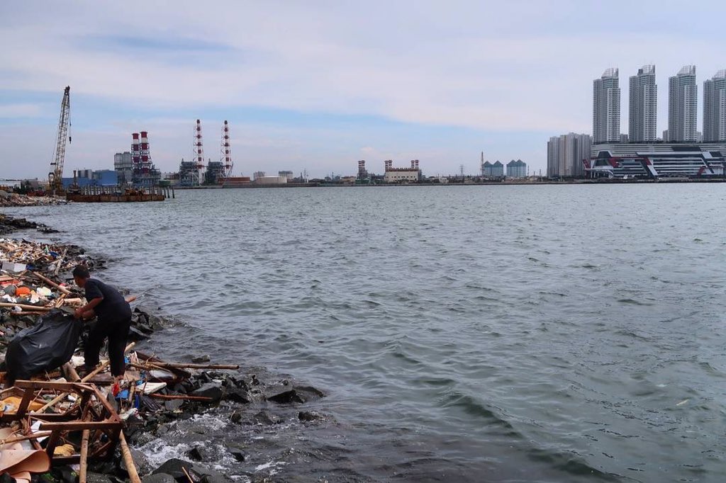 RujakRCUS's tweet photo. #Hari4 #ZiarahUtaraJakarta
Lokasi Pantai Mutiara
Dan sampahpun berlabuh, serta daratan pun tergerus, tanpa peduli seberapa tinggi tembok yang didirikan. https://t.co/RGQku5YLSk