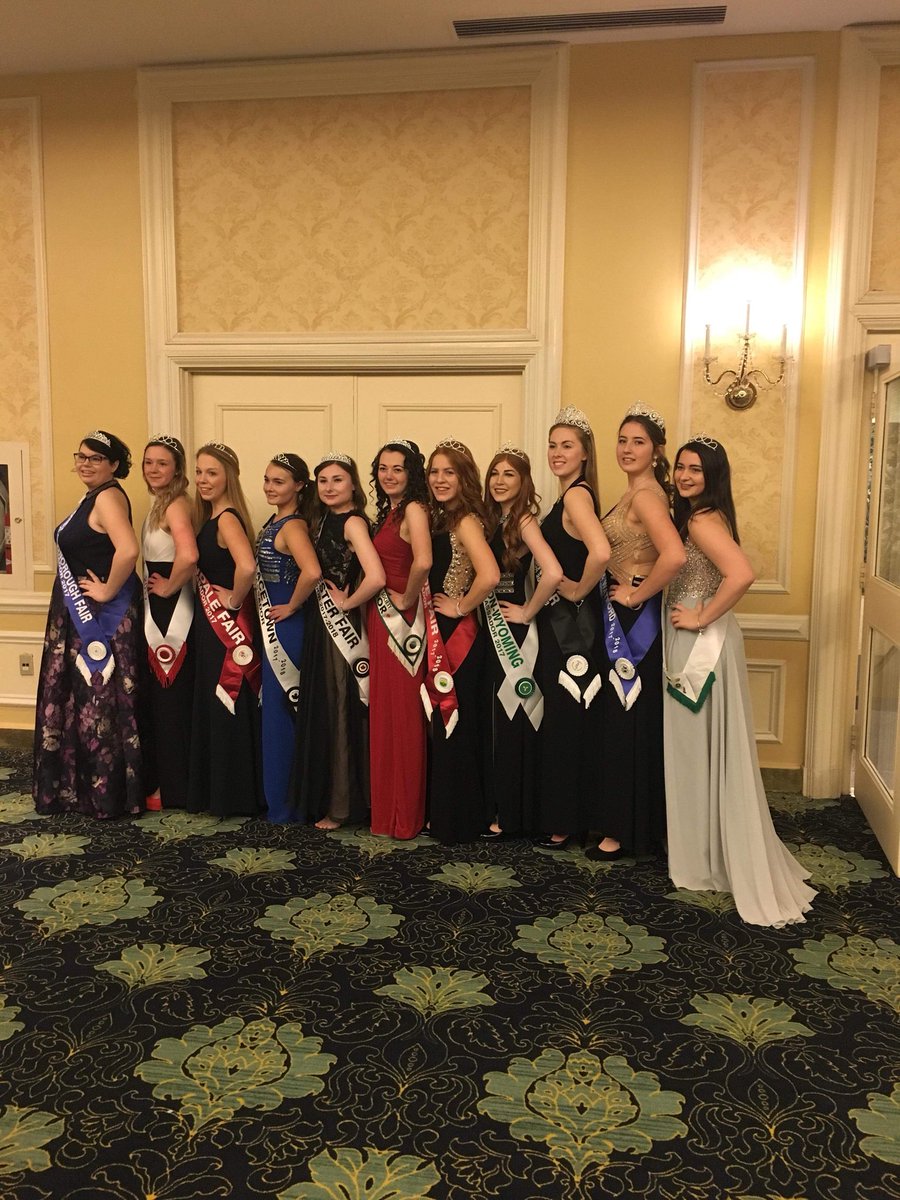 Lookin’ good, ladies of District 13! We clean up nice! 😍#ambassadorexperience #district13 
-J👑
