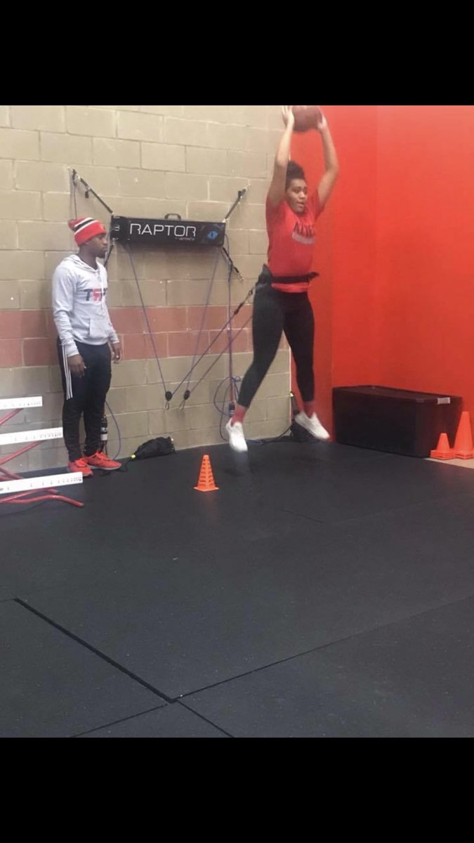 she_hoops3's tweet photo. I don’t have offers,write ups and I’m not ranked but that don’t keep me from grinding,it makes my drive stronger💯👌🏾🏀 https://t.co/TMZnQrWkxA