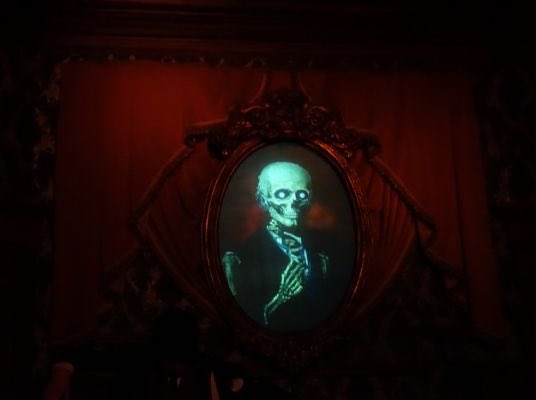 FoolishMortalsD's tweet photo. Hello handsome! #hauntedmansion #disneyland #foolishmortalsdoc #skeleton #mastergracey https://t.co/OkdVMFOFan