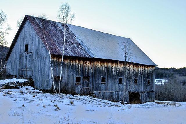 jeanstravelplan's tweet photo. We got up early this morning and explored the area. There is simple beauty everywhere. .
.
.
.
.
#explorevermont #visitvermont #vermont #barn #inthemountains #travelsnaps #travel_capture #travelcaptures #newenglandwinter #winterwonderland2018 #ig_vermont… https://t.co/dxXnh54wxZ https://t.co/ObJQgYqZNr
