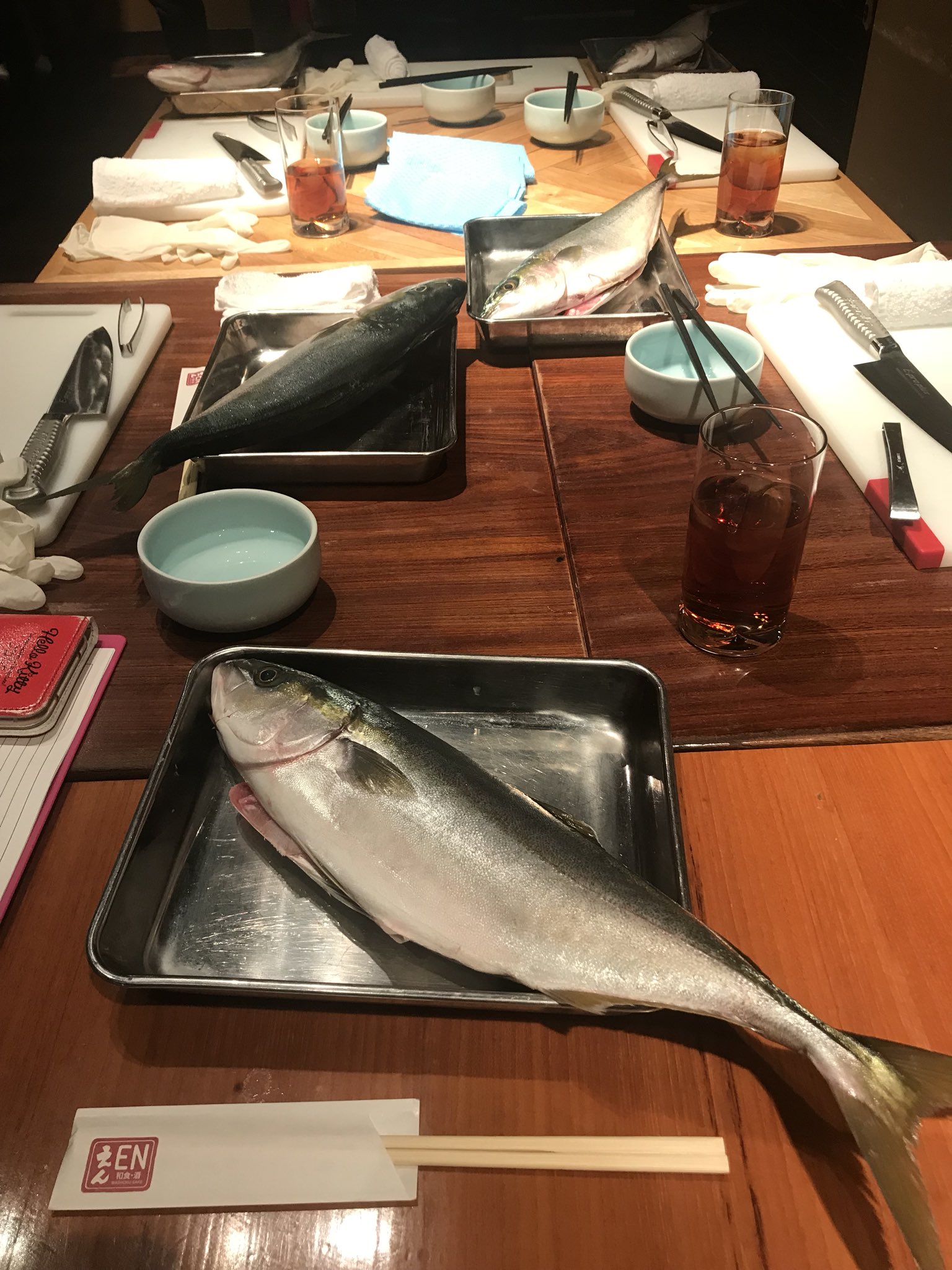 Uzivatel 株式会社ビー ワイ オー Na Twitteru 第75回えん料理教室を開催しています 今回のテーマは 旬のブリ尽くし です ブリの幼魚イナダを皆さまにさばいていただき お造り 唐揚げ ブリ大根のレシピをレクチャーいたします 魚 和食 料理教室 えん