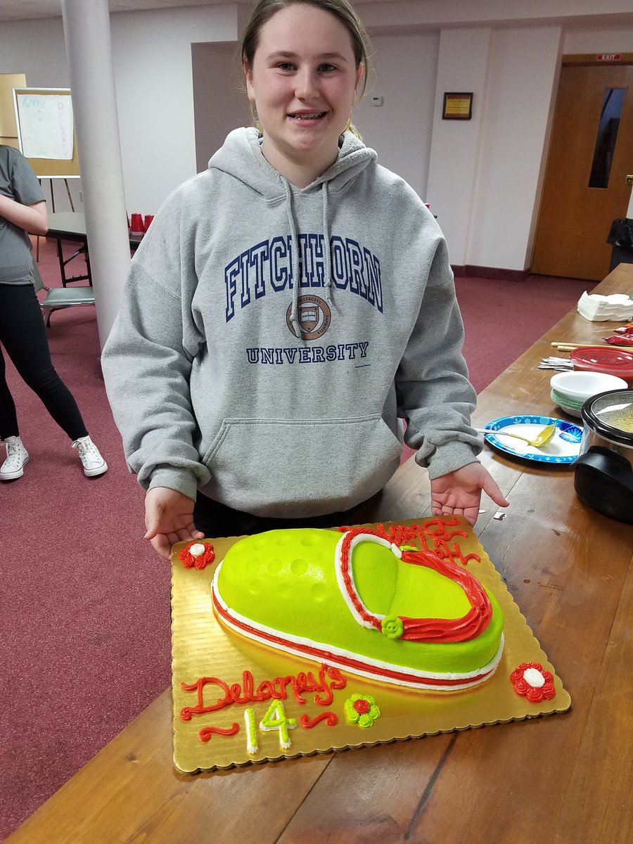 AuntSari's tweet photo. @Crocs Delaney loves her #Crocs so much, check out her birthday cake #8pairsandcounting #futurestockholder https://t.co/xLXj5JSHuS