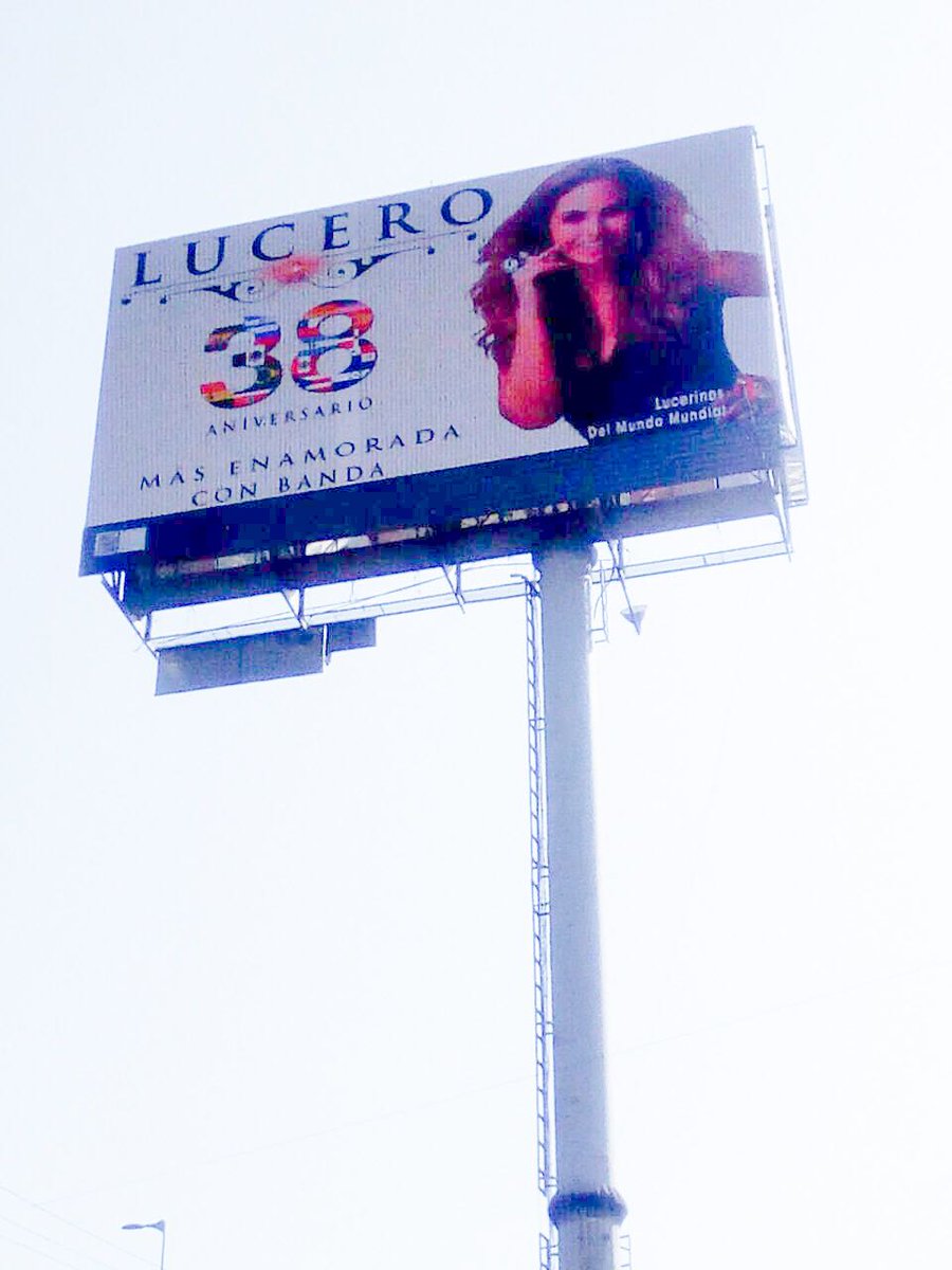 @trendinaliaCL Y así se celebra #Lucero38
