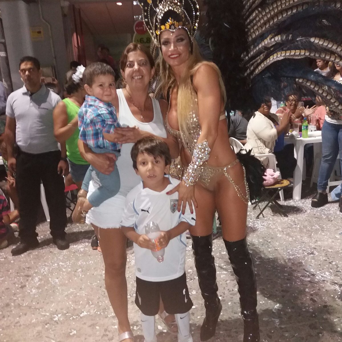 49482475ed8f4bf's tweet photo. Hasta los más pequeños disfrutan del carnaval Melense un amor Savi chico. https://t.co/pTdfHF1p4d