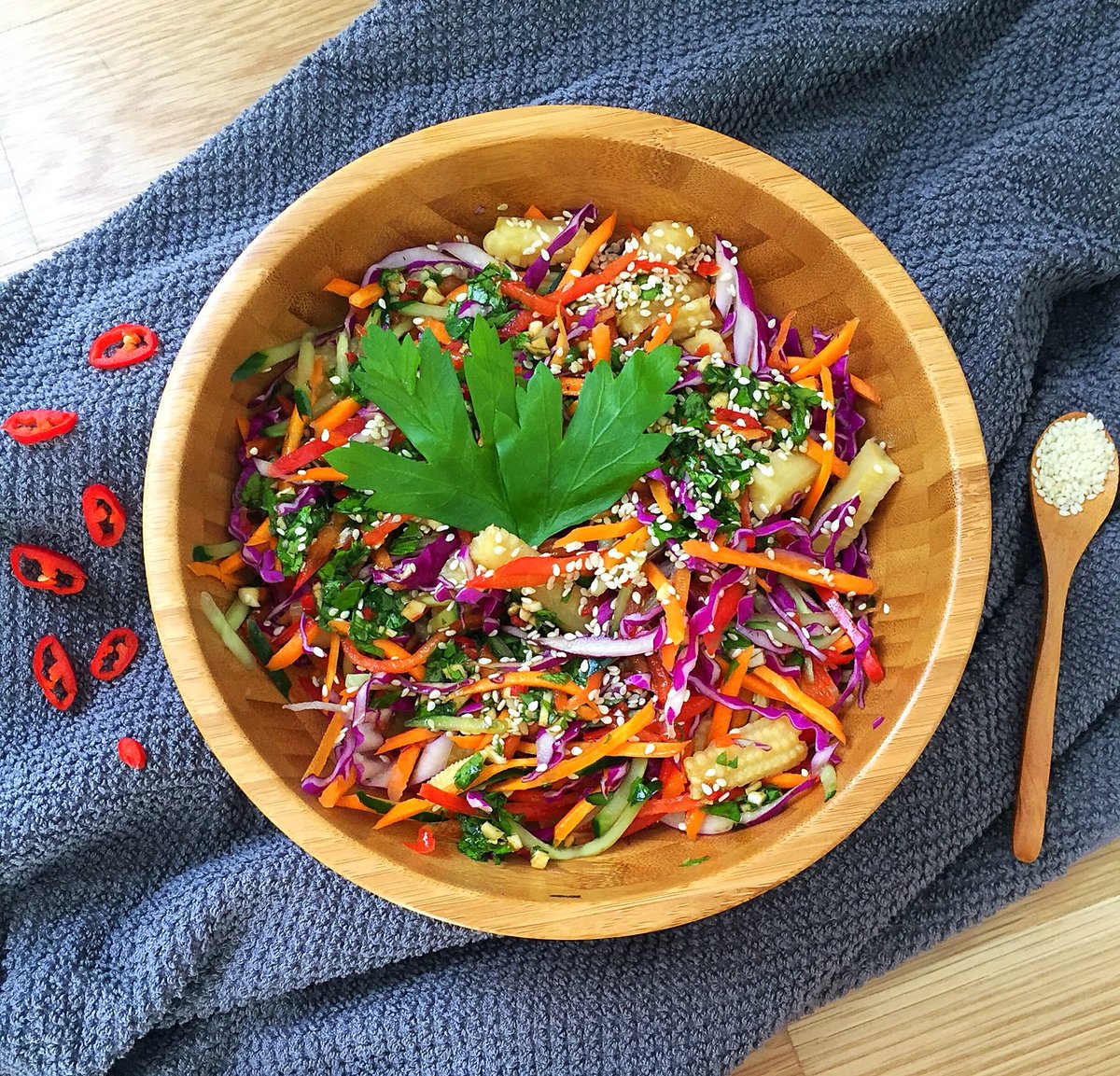 bhnaturopath's tweet photo. Yummo! This Asian Salad is so easy to make and the dressing is delicious!👌

Check out the recipe in our new eBook

https://t.co/8eZyy9ATEH

Hope you’re all enjoying your Sunday!! 😘💕 xx #detox #cleanse https://t.co/uAJljITu8D