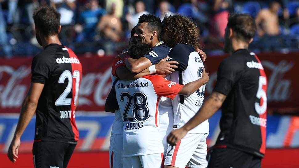 Cronica_ok's tweet photo. Posiciones, goleadores, promedios y fixture de la #Superliga https://t.co/4QWe364xnt #TodoLoQueTeInteresa #CrónicaFirmeJuntoAlPueblo #SeCaeráBoca? #ElRojoEmpató #SanLorenzoGanó #YRiver? #Racing? https://t.co/B9conO9grW