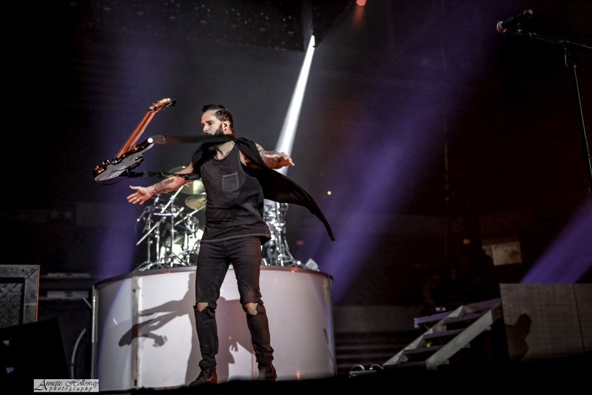 AnnetteHolloway's tweet photo. SKILLET - @JohnLCooper doing his sick guitar spin stuff πππ
@WinterJamTour πΈ@AnnetteHolloway
@SkilletMusic #SkilletMusic #AHSkilletMusic #guitar #spin #JohnCooper #WinterJam #Jamtour #WinterJam2018 #AHWinterJam #rocknroll https://t.co/wADvUTXMxz