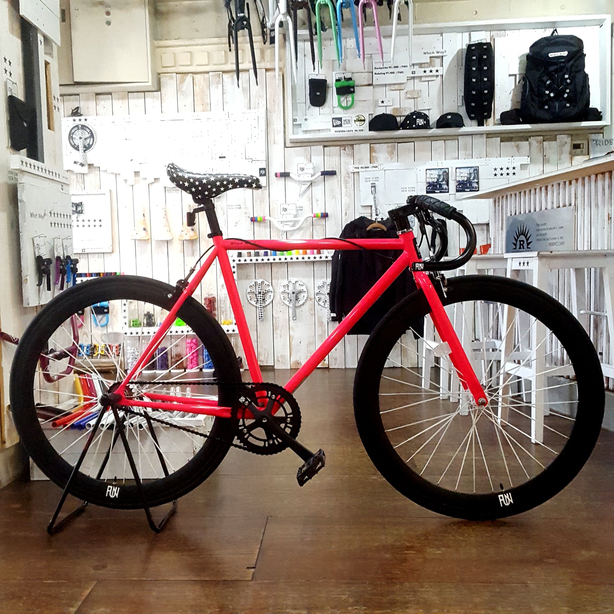 黒色 ピストバイク　ライダースカフェ原宿購入 riderzcafe_harajyuku ライダーズカフェ原宿店 夜の原宿キャット